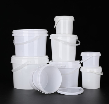 دلو بلاستيكي أبيض من طراز الغذاء مع غطاء 1L-5L سعة BPA خالية قابلة لإعادة التدوير مقبض -40 درجة فهرنهايت إلى 180 درجة فهرنهايت نطاق درجة الحرارة